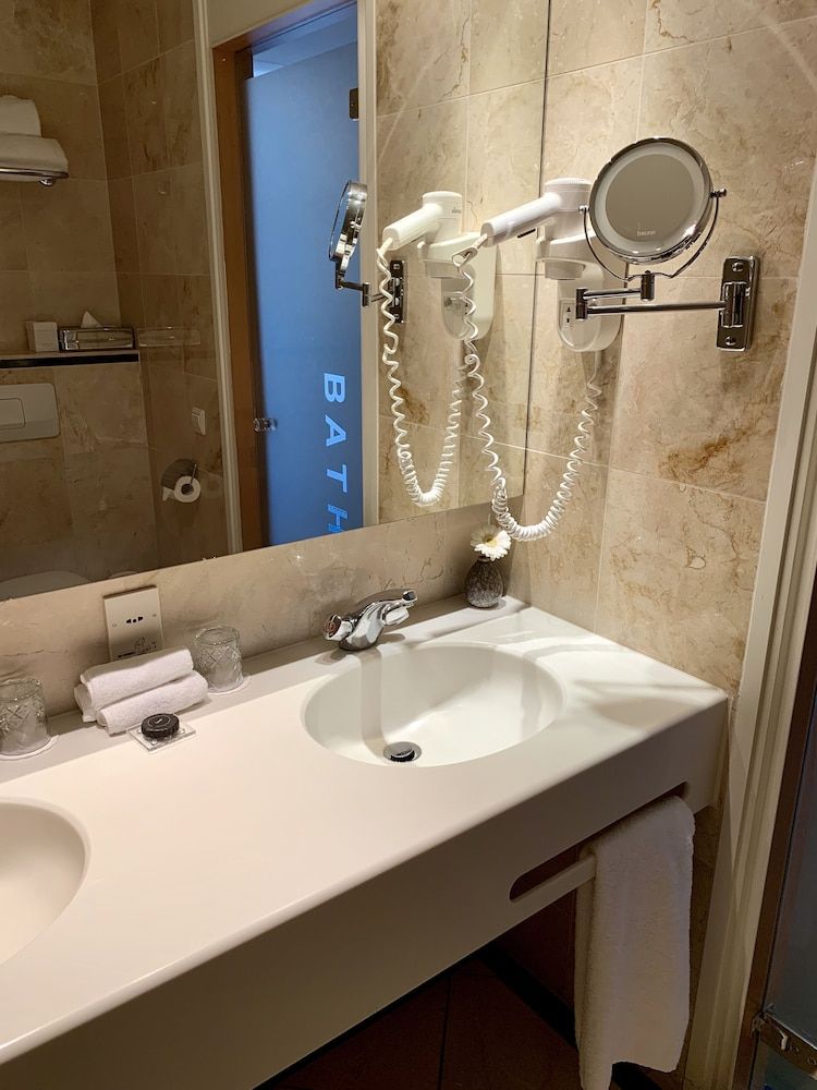 Derlon Hotel Maastricht Deluxe Room 4