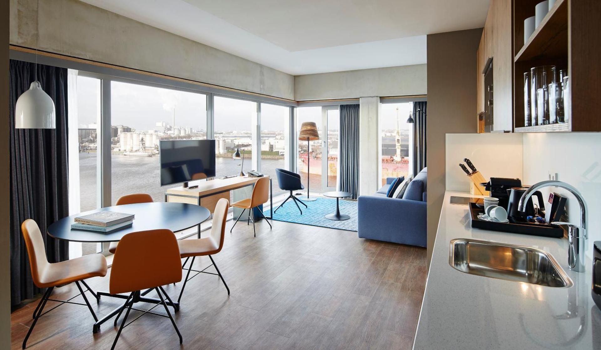 One Bedroom Corner Suite, 1 Bedroom Suite, Queen, Harbor view, High floor