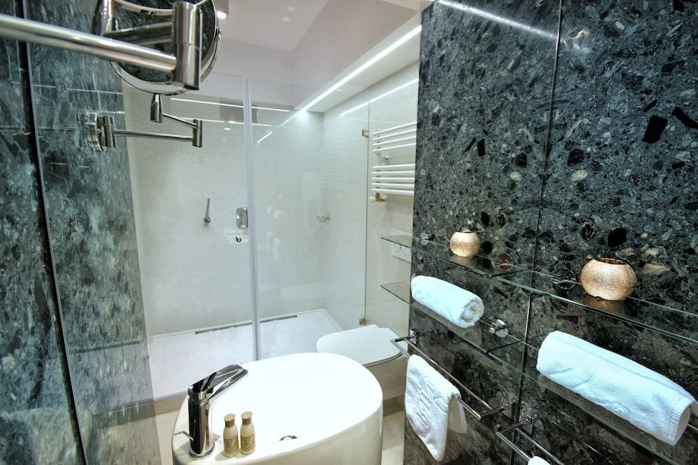 Hotel Sinaia Refurbished Double Room Without Balcony 3