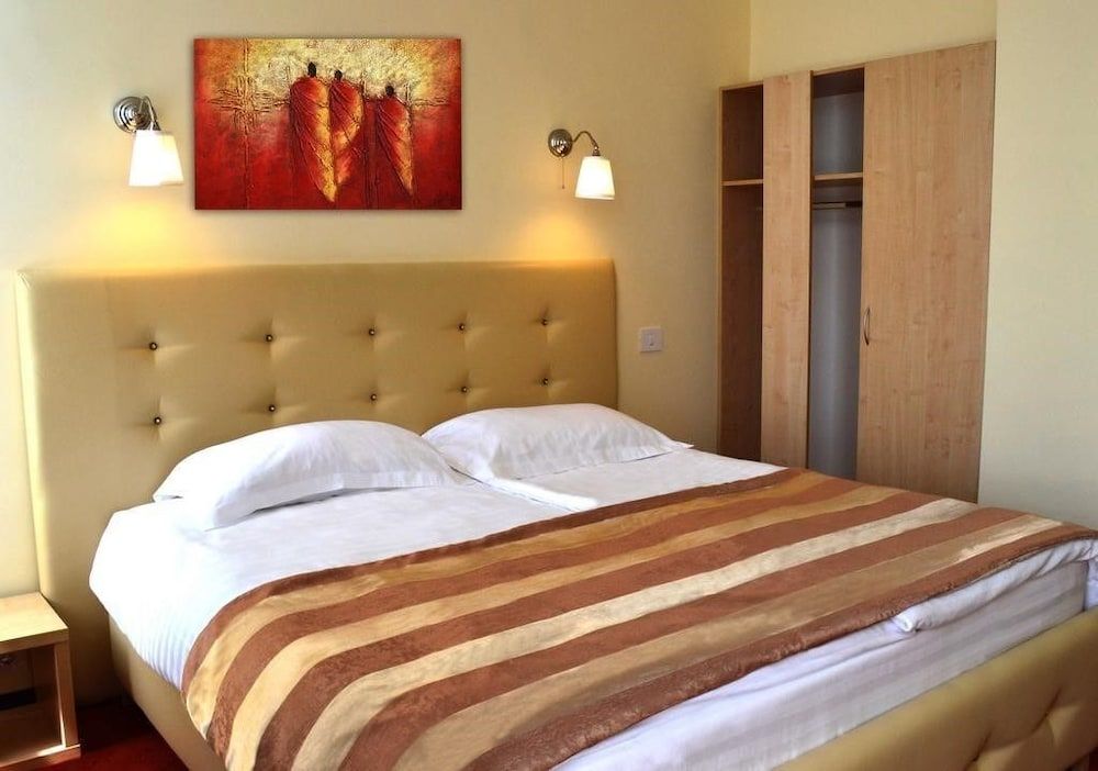 undefined Hotel Capitol 3