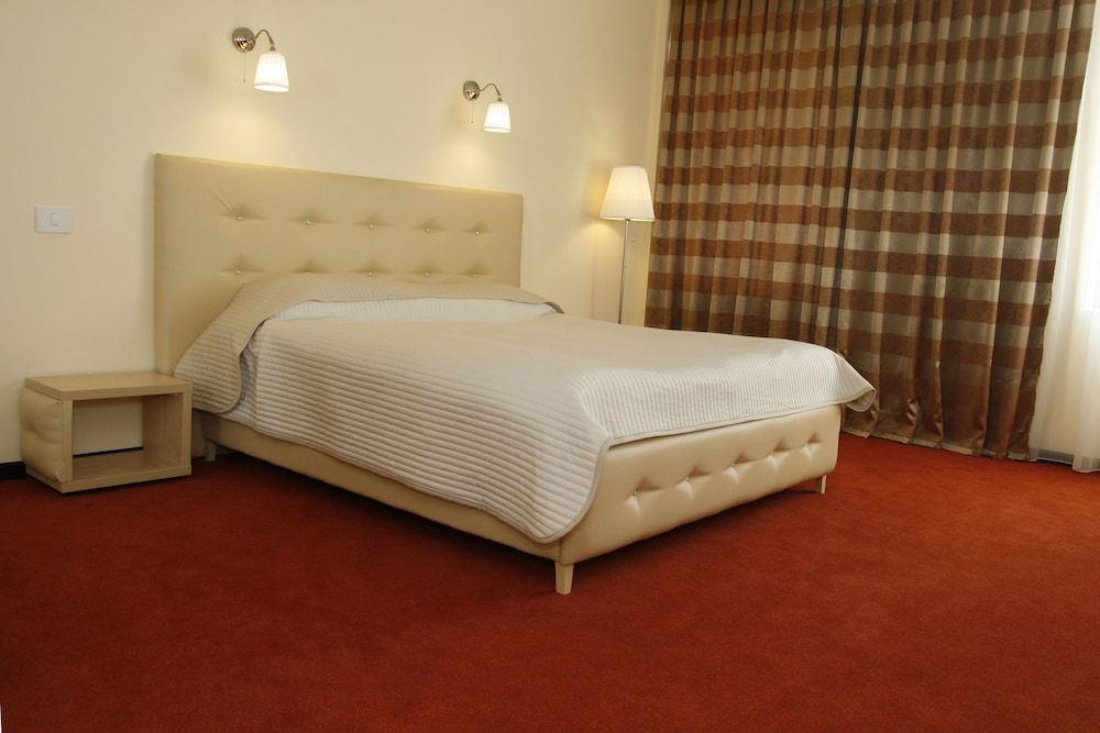 undefined Hotel Capitol 4