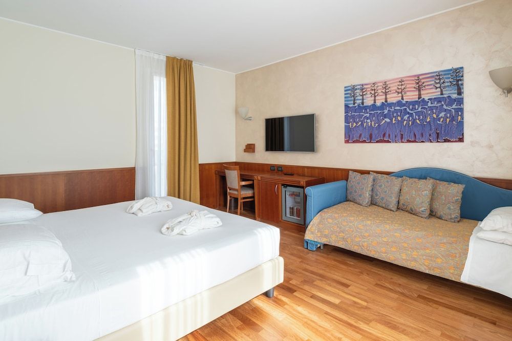 undefined Hotel Raffaello 5