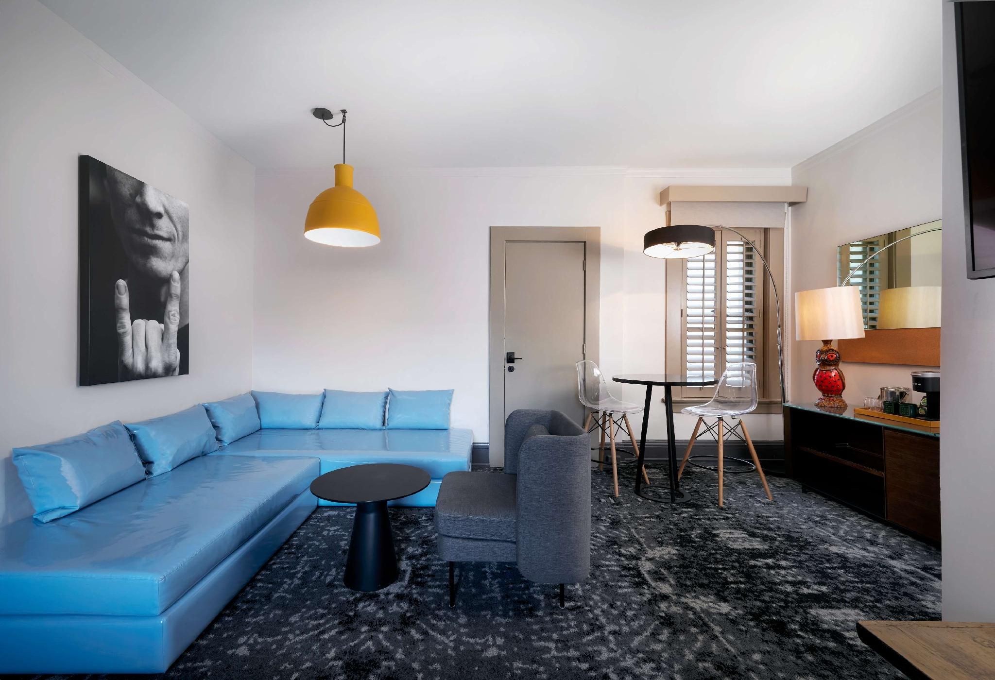 1 King Jr Suite Mobility/hear Access Ri Shwr