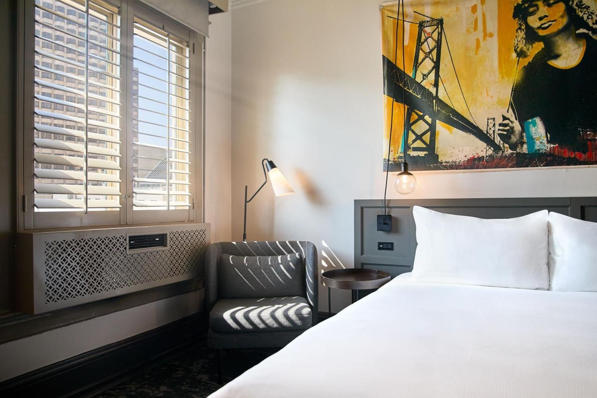 1 KING MOBILITY/HEARING ACCESS W/RI SHWR