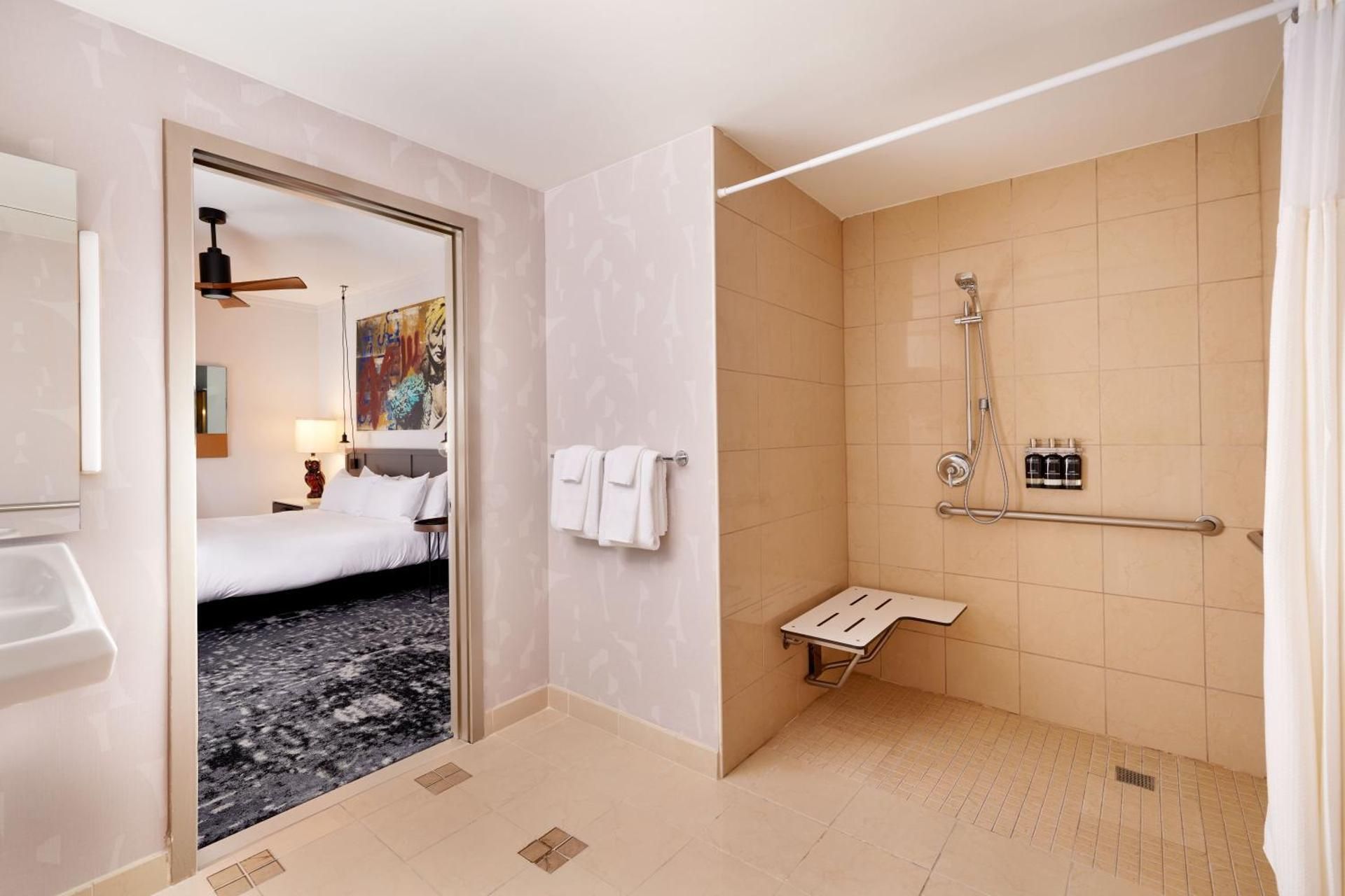 1 KING MOBILITY/HEARING ACCESS W/RI SHWR