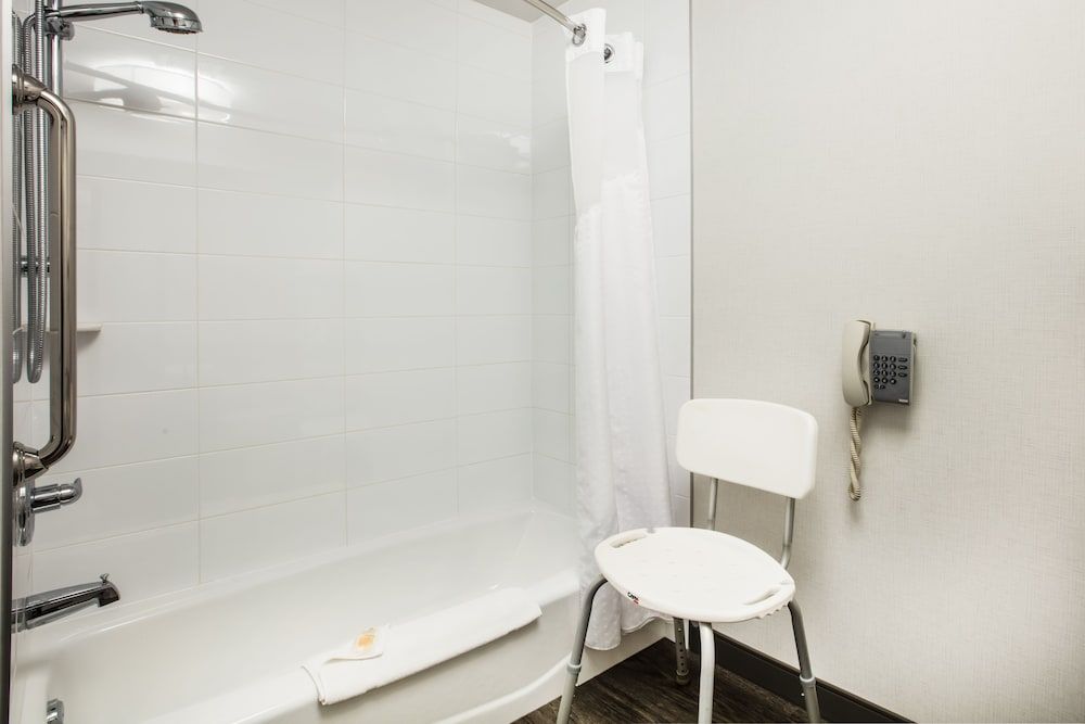 Standard Room, 1 Queen Bed, Accessible (Mobility, Accessible Tub)