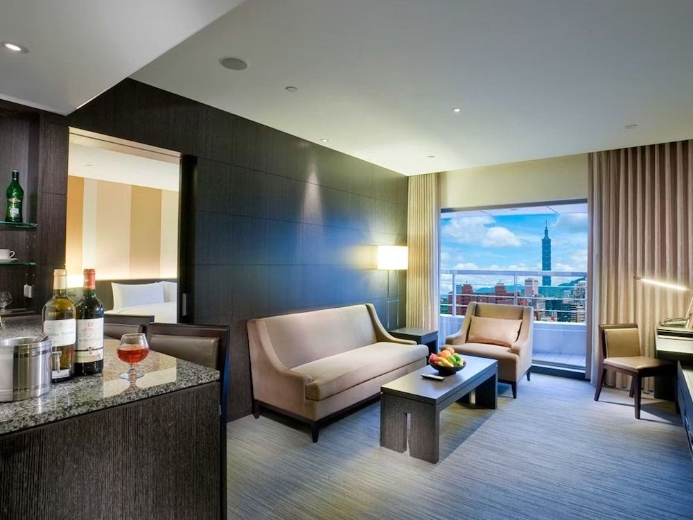 Suite, 1 King Bed, City View