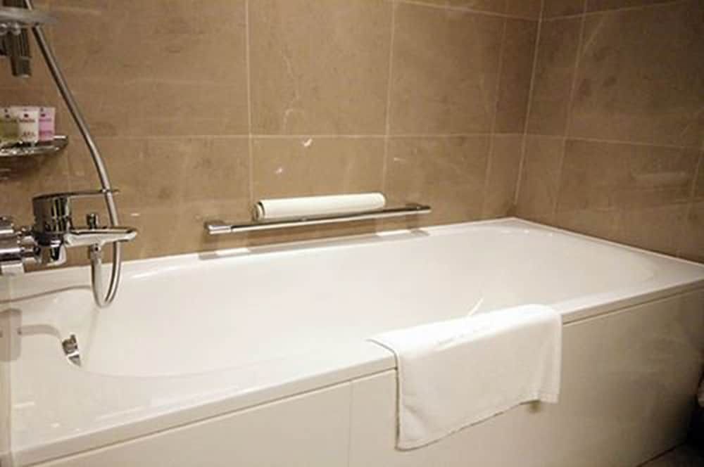 Deep Soaking Bathtub