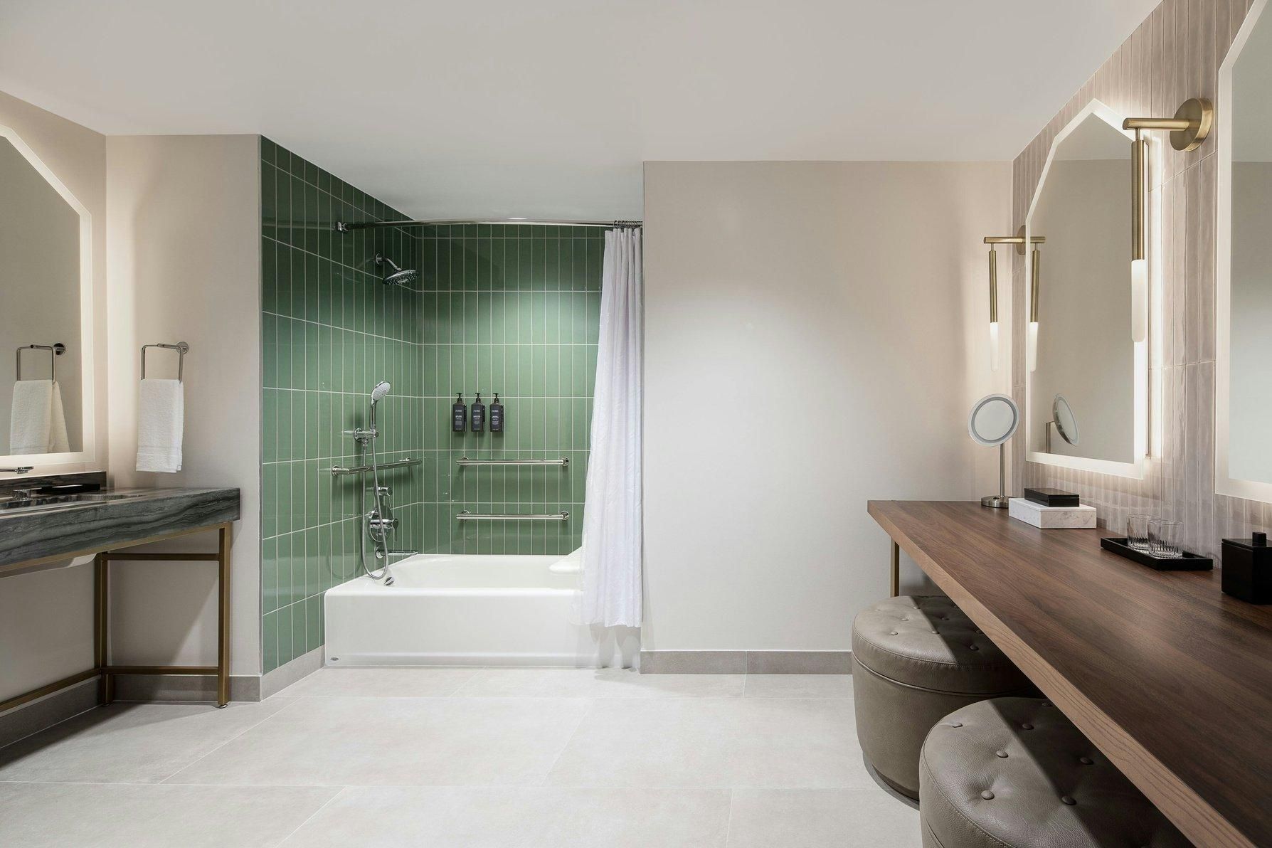 Trinity, Club lounge access, Suite