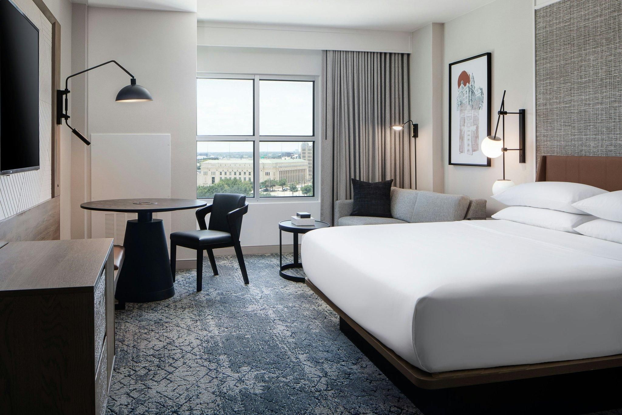 Club lounge access, 1 Bedroom Deluxe Suite, 1 King, Sofa bed