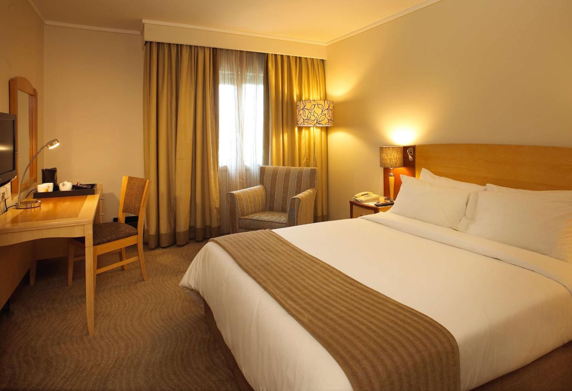 Standard Queen Non-Smoking 