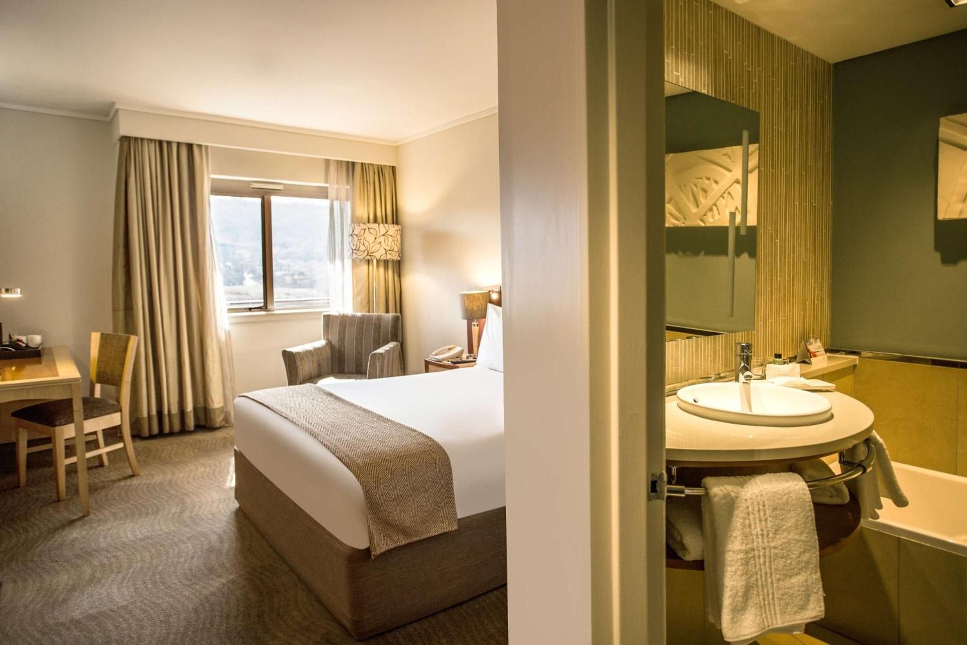 Standard Queen Non-Smoking 