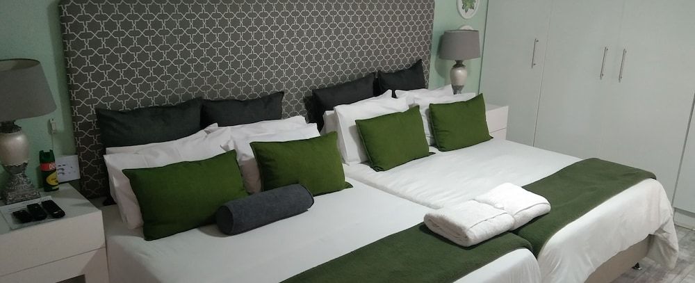 Mitchells Guesthouse Exclusive Studio, 1 Bedroom, Patio, Garden View 2