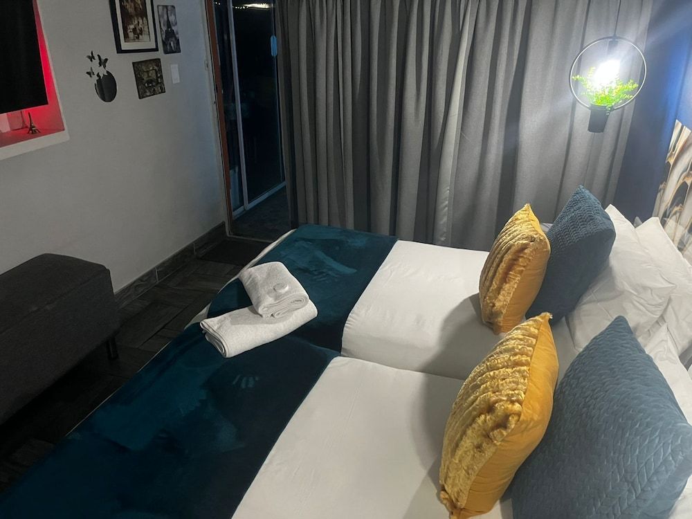 Mitchells Guesthouse Exclusive Studio, 1 Bedroom, Patio, Garden View 4