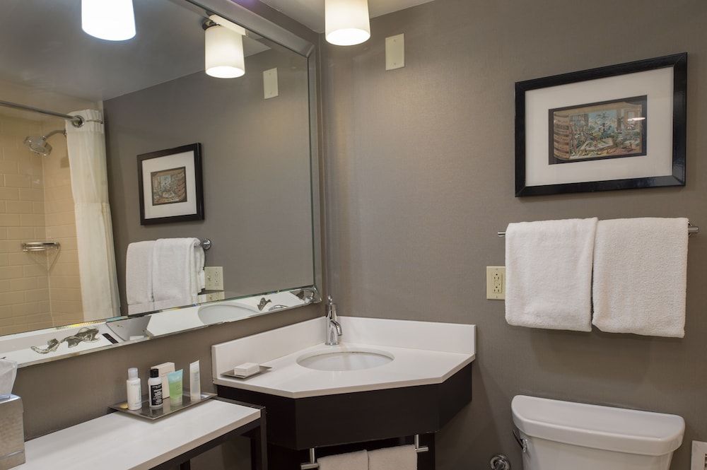 The Cheshire Deluxe Room, 1 King Bed 5