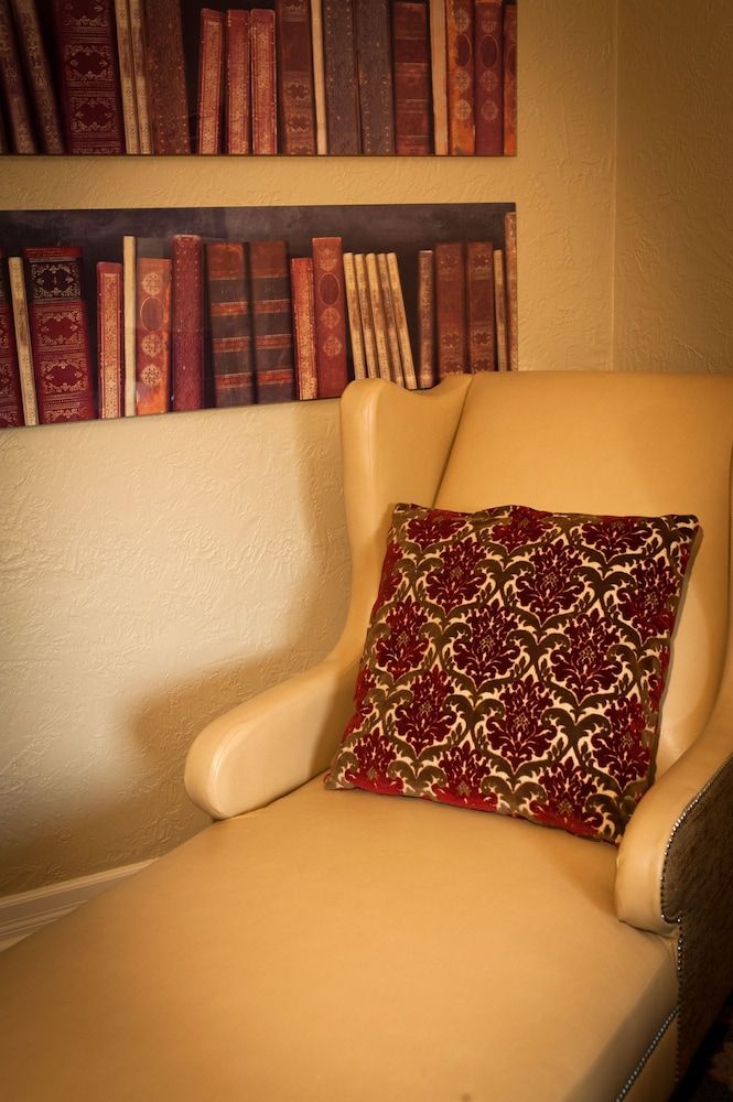 The Cheshire Royal Room, 1 King Bed 8