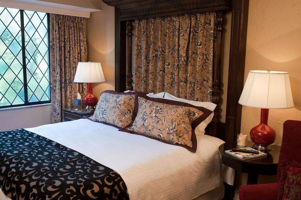 The Cheshire Deluxe Room, 1 King Bed 3