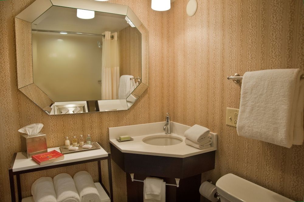 The Cheshire Deluxe Room, 1 King Bed 7