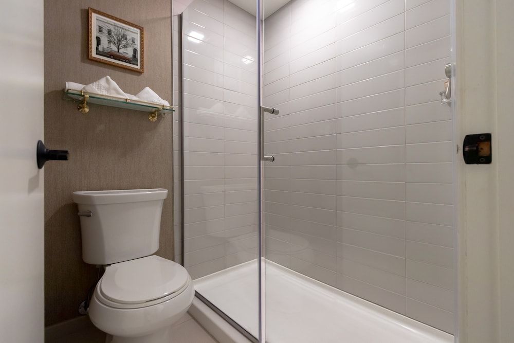 Claridge House Chicago, Tapestry Collection by Hilton Room, 1 King Bed 3