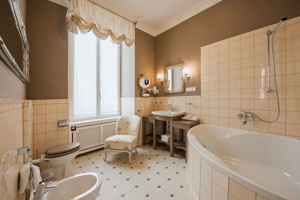 Deep Soaking Bathtub