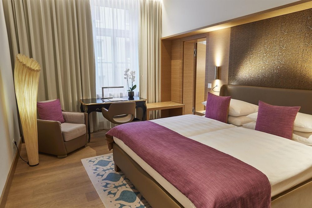 Deluxe Room, 1 King Bed (Grand)