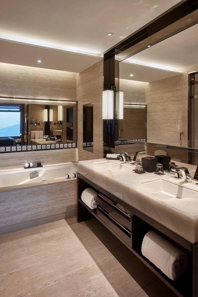 The Ritz-Carlton, Hong Kong Club Deluxe Seaview Room, Club level, Deluxe Guest Room, 1 King, South China Sea View, Sea View 3