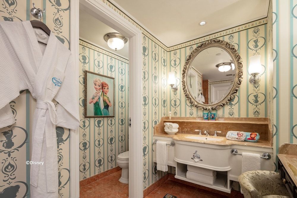 Hong Kong Disneyland Hotel Kingdom Club Frozen Suite, 2 Double Beds 5