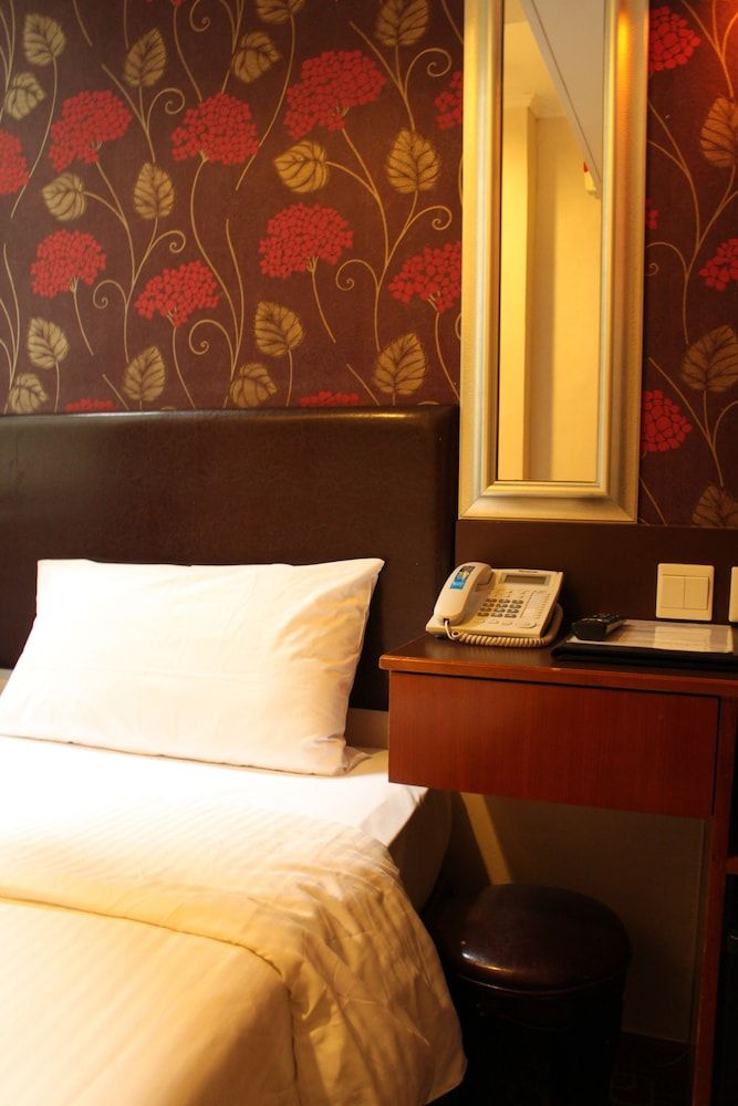 undefined Lander Inn 2