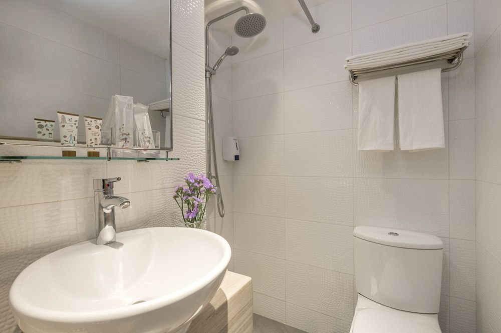 Silka Far East Hotel Triple Room with Sandblasted Window 4