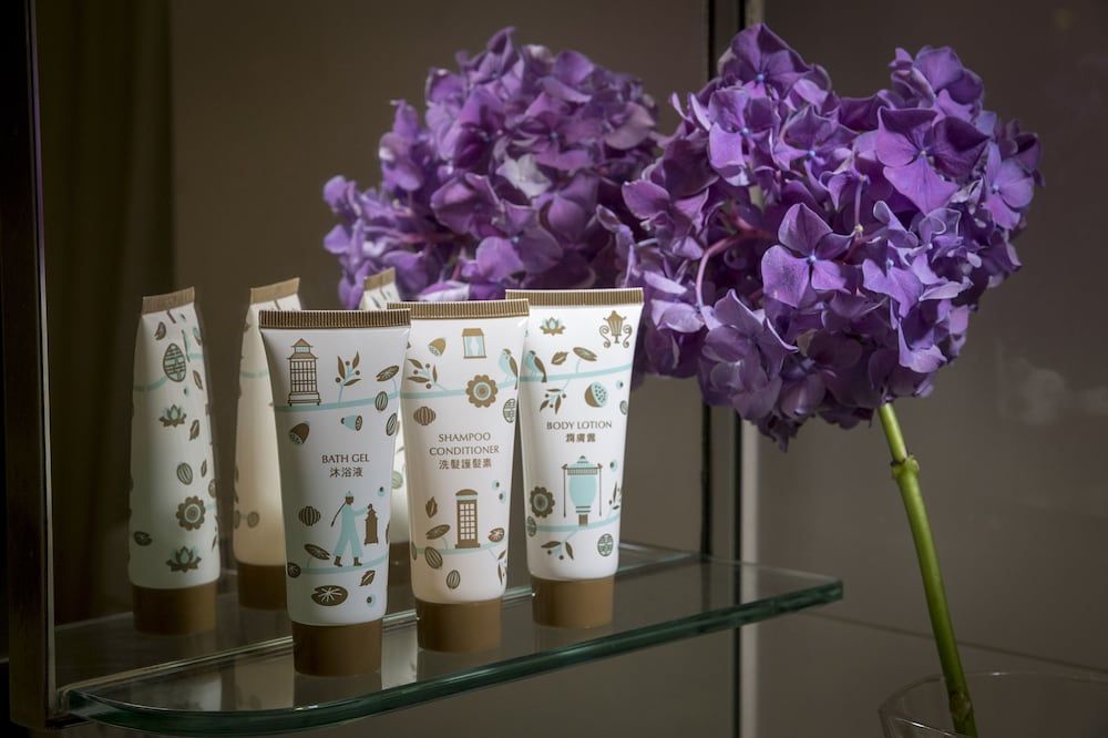 Silka Far East Hotel Triple Room with Sandblasted Window 5