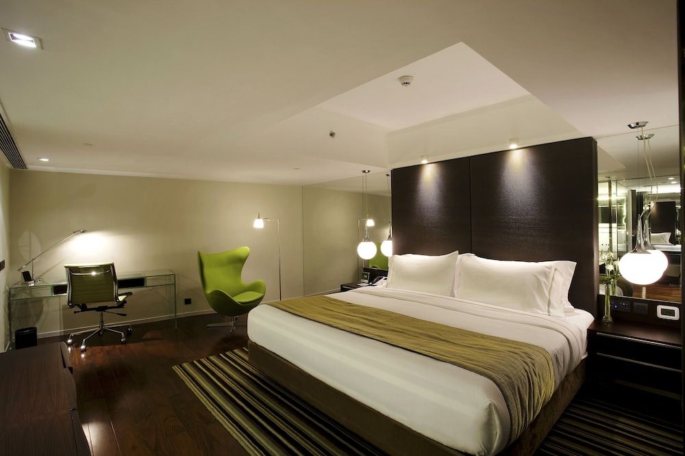 Suite (Mira Suite 100)