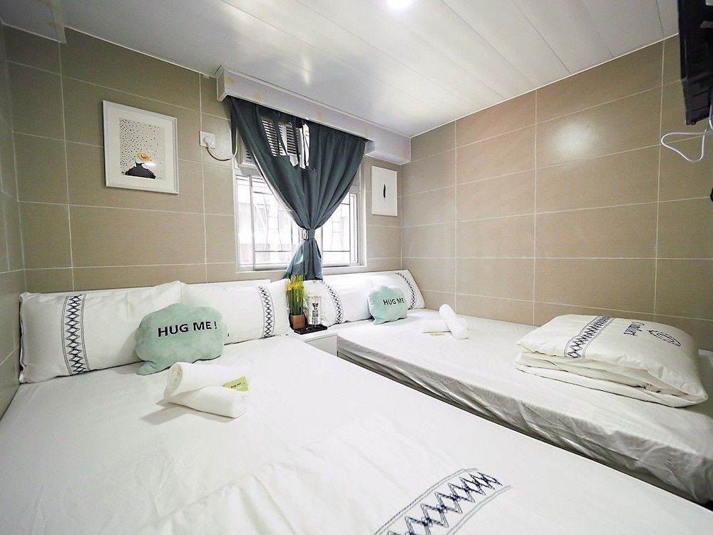 Group of 6 people (1 family room and 1 double room)
