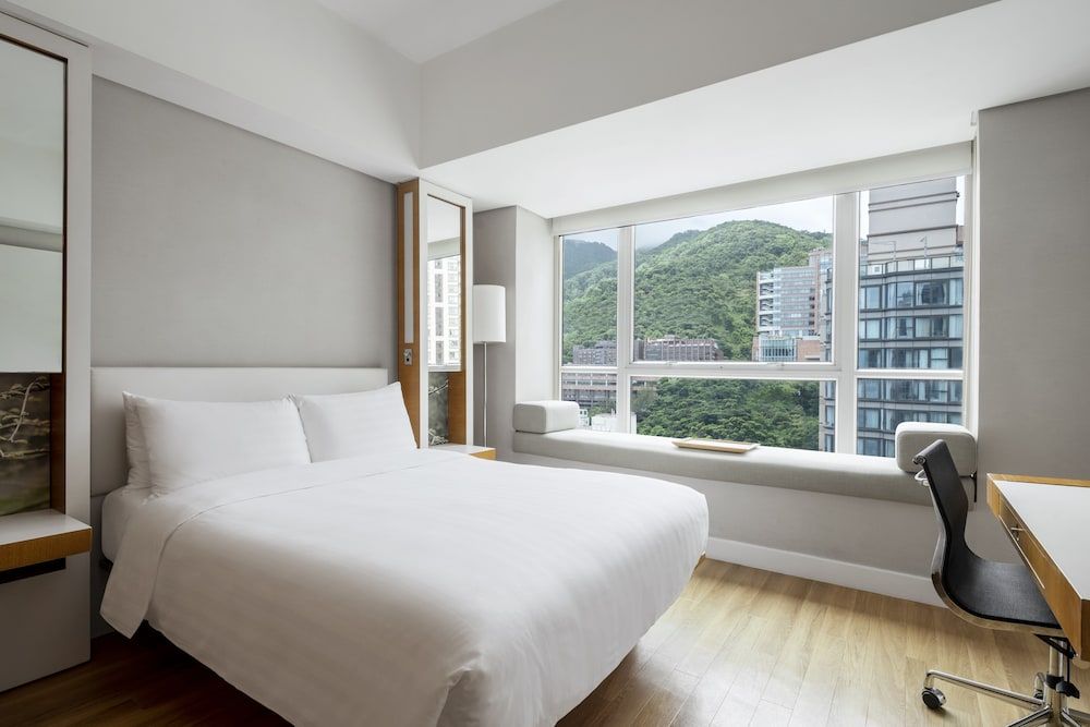 Club Room, 1 Queen Bed, Mountain View