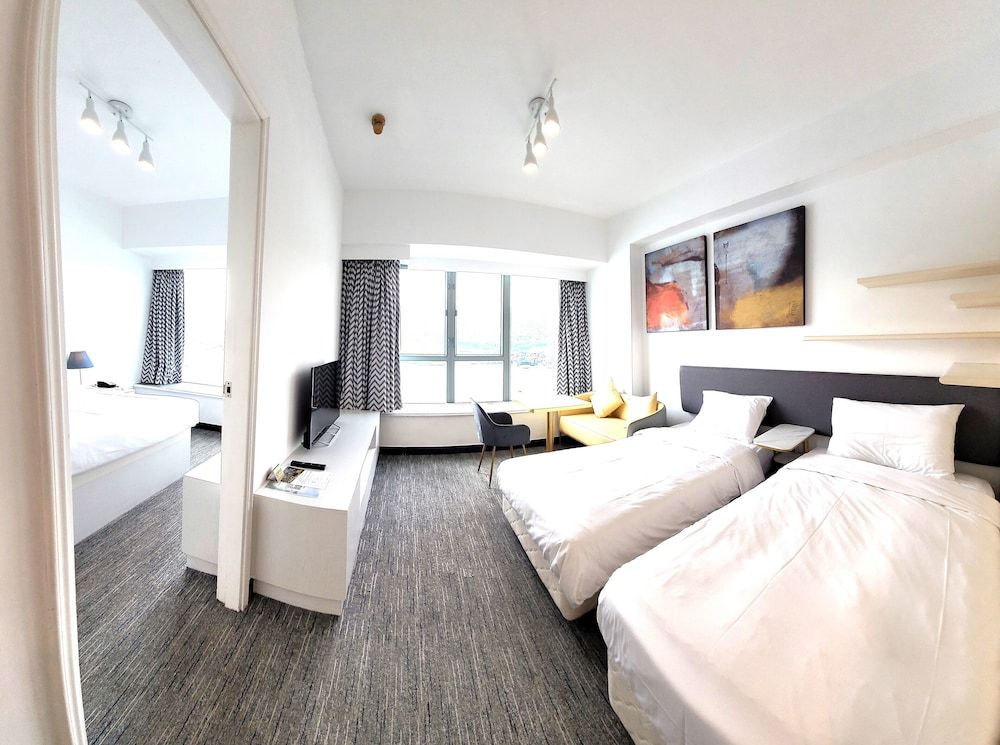 Grand Bay View Hotel Family Seaview Suite with 3 Beds