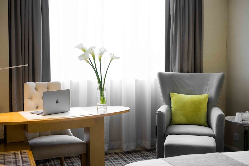 Panda Hotel Executive Queen Room 4