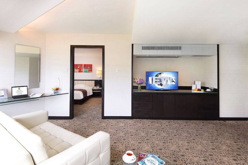 Regal Riverside Hotel Executive Suite 4