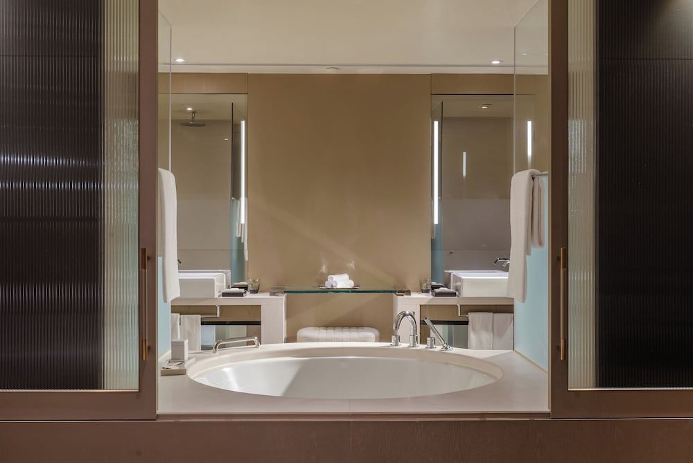 undefined Mandarin Oriental The Landmark, Hong Kong 5