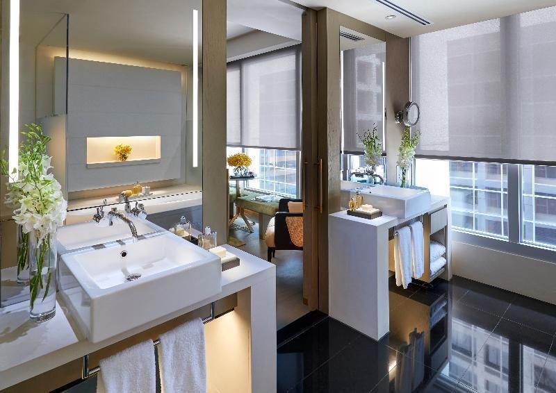 Mandarin Oriental The Landmark, Hong Kong L450 Superior Twin Room 3