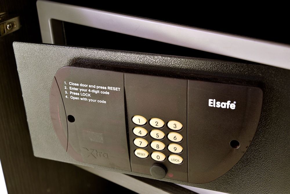 Xi Hotel Deluxe Queen Room 4