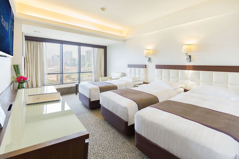 undefined Regal Oriental Hotel 5