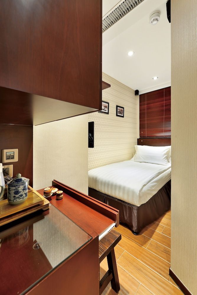 undefined The Shai Red 6