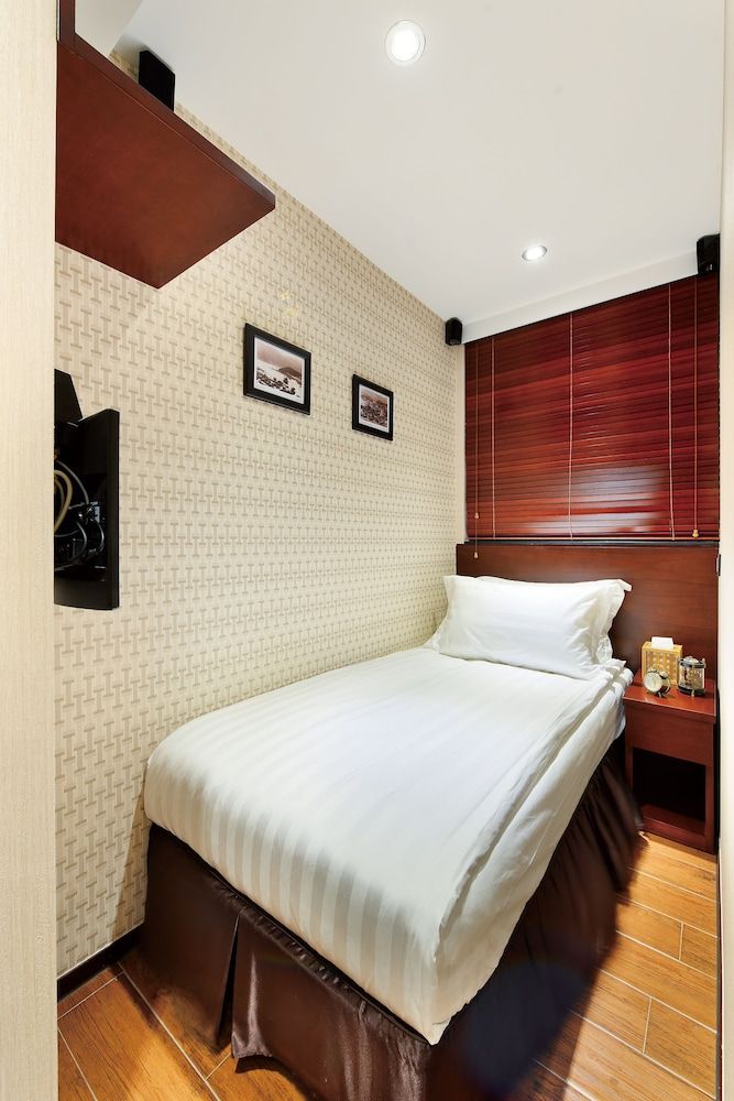 undefined The Shai Red 5