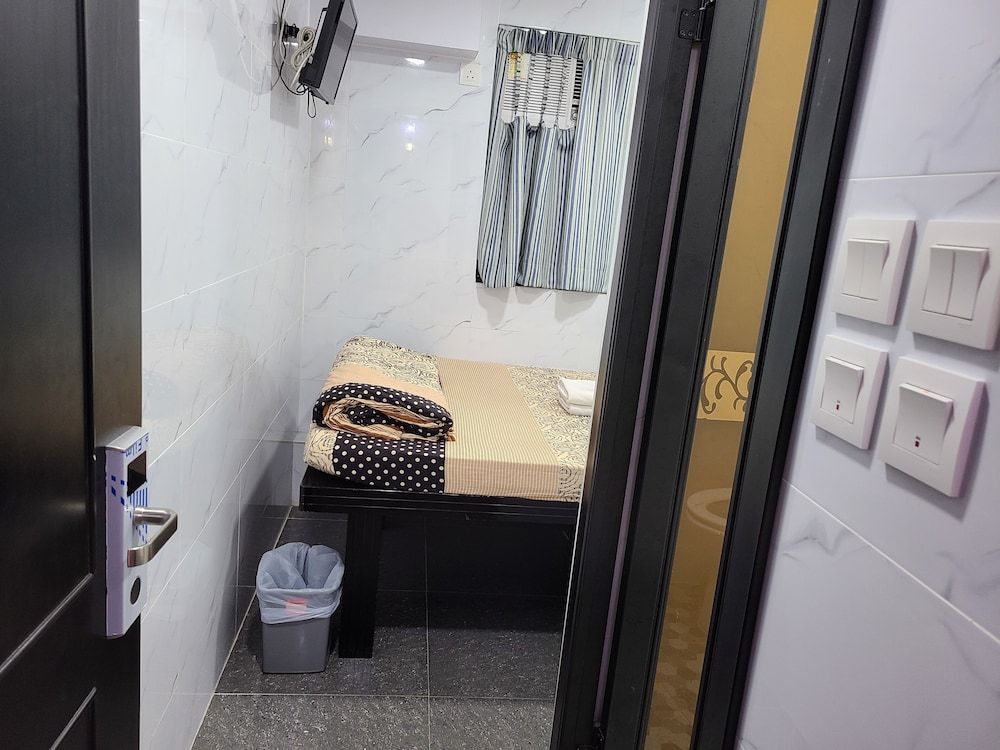 Hong Kong Budget Hostel Traditional Double Room Single Use 3
