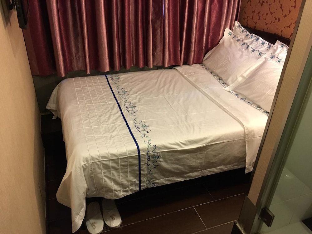 California Hotel Double Room 10