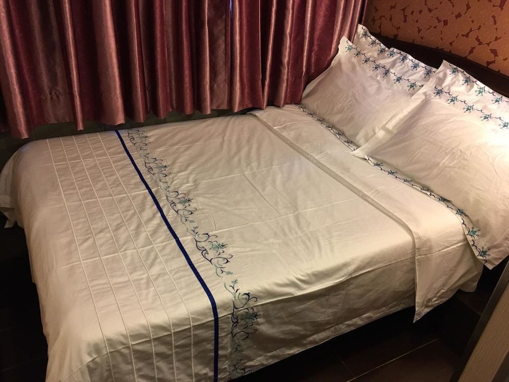 California Hotel Double Room 9