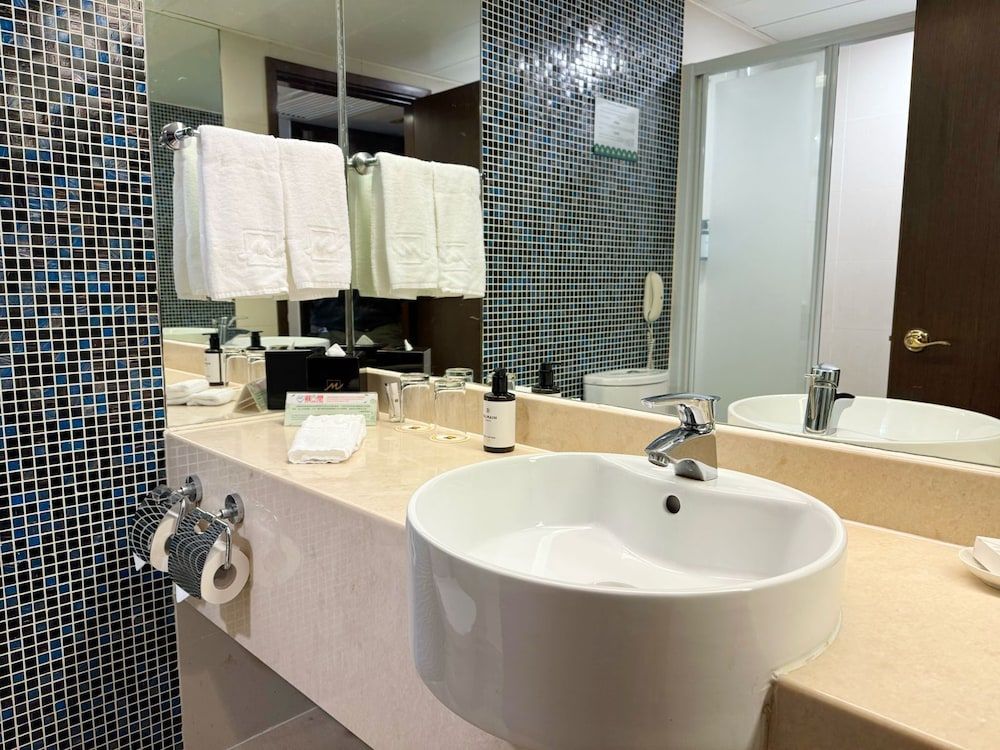 Metropark Hotel Kowloon Deluxe Room 2