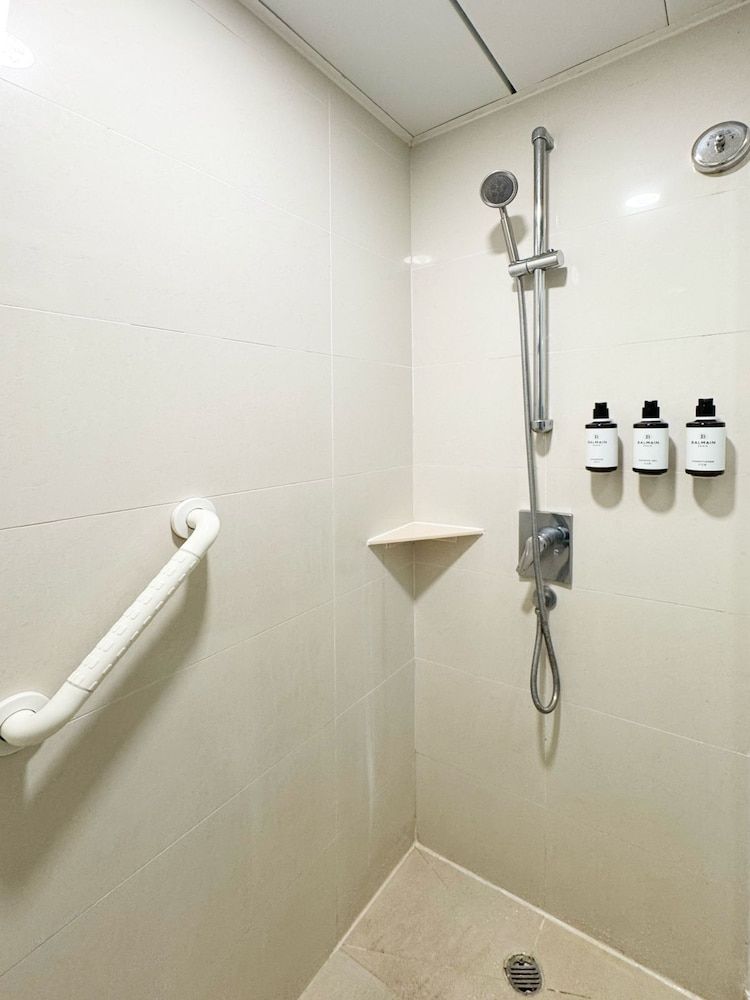 Metropark Hotel Kowloon Deluxe Room 3