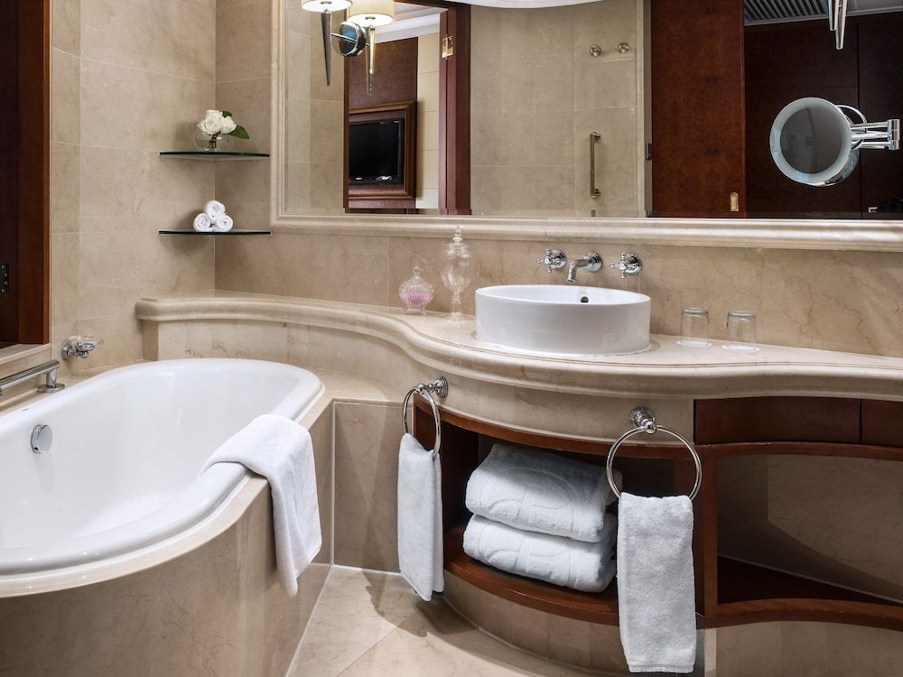 The Langham, Hong Kong Superior King Room - Courtyard View 3