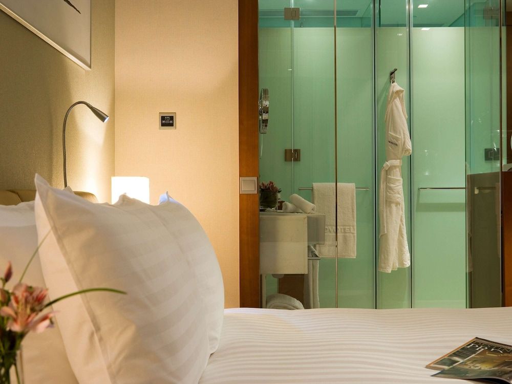 Novotel Citygate Hong Kong Superior Room, 1 Queen Bed 2