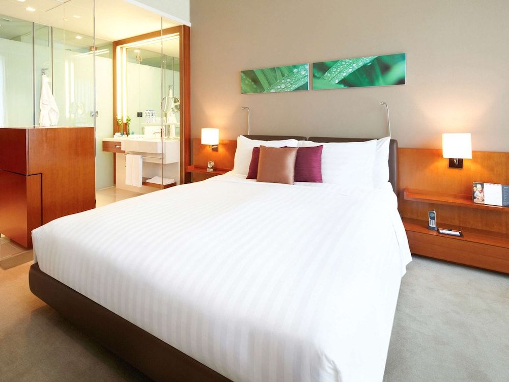 Novotel Citygate Hong Kong Superior Room, 1 Queen Bed 4